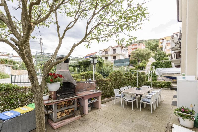 Apartment Luka - Trogir, 150m From The *