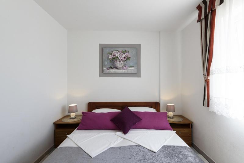 Apartment Luka - Trogir, 150m From The *