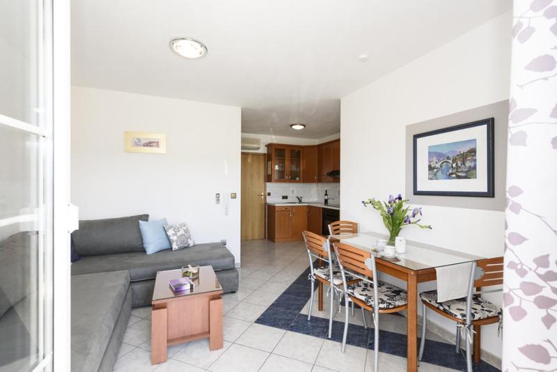 Apartment Luka - Trogir, 150m From The