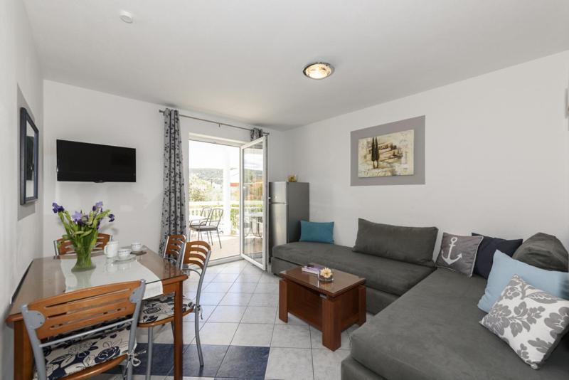 Apartment Luka - Trogir, 150m From The *