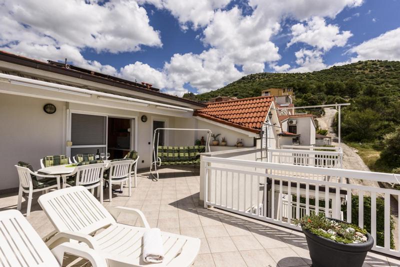 Apartment Luka - Trogir, 150m From The *